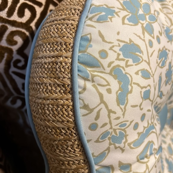 Adorable Flower Pillow w/Center Button, NEW - Picture 3 of 6